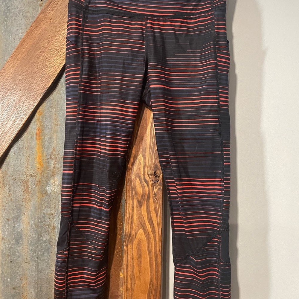 Women’s Lululemon 7/8 length leggings.